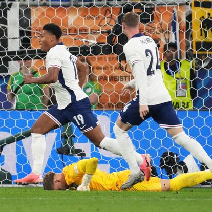 DORTMUND, GERMANY - JULY 10: Ollie Watkins of England celebrates scoring his side's second goal during the UEFA EURO 2024 semi-final match between Netherlands and England at Football Stadium Dortmund on July 10, 2024 in Dortmund, Germany. (Photo by Etsuo Hara/Getty Images)