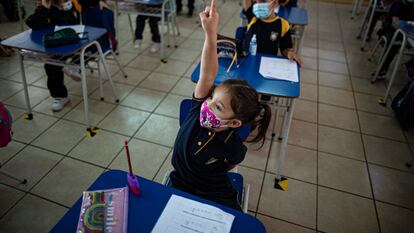 Estudiantes en un salón de clases en Santiago, al volver a clases presenciales en marzo de 2021.