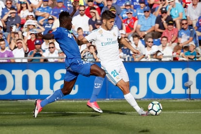 Asensio centra un balón.