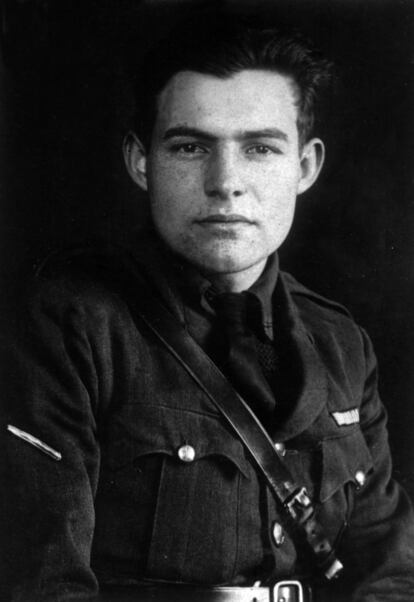 Hemingway de uniforme militar con 19 años.  