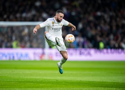 Dani Carvajal controla el balón durante el partido