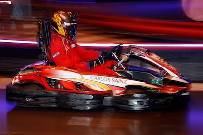 Sainz pilota un kart durante la exhibición de ayer en Madrid. / J. J. GUILLÉN (EFE)