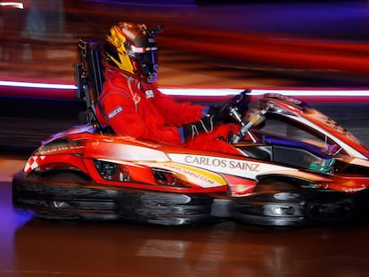 Sainz pilota un kart durante la exhibición de ayer en Madrid. / J. J. GUILLÉN (EFE)