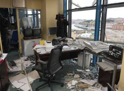 Oficinas de Antena 3, destrozadas por la explosión.