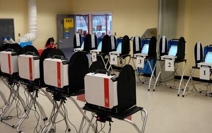 Sala de votación para las elecciones primarias en mayo de 2024 en el Metropolitan MultiService Center de Houston, Texas.