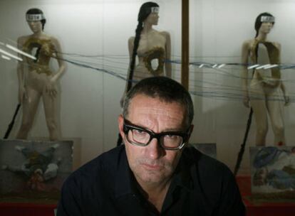 Thomas Hirschhorn, ayer junto a la instalación <i>Ingrowth.</i>