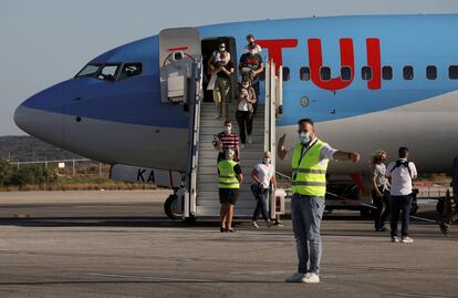 Turistas residentes en Alemania llegan a la isla de Kos, en Grecia, en un vuelo de TUI el 29 de junio.