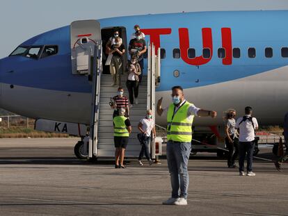 Turistas residentes en Alemania llegan a la isla de Kos, en Grecia, en un vuelo de TUI el 29 de junio.