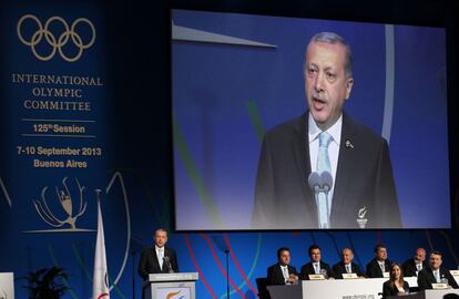 El primer ministro de Turquia, Recep Tayyip Erdogan, habla durante la presentación de la candidatura de Estambul a los miembros del COI. Tayyip Erdogan la presentó como "un lugar perfecto" para organizar los Juegos, presumió de su tasa de crecimiento económico y se comprometió a “continuar con una agresiva ofensiva contra las drogas en el deporte”.