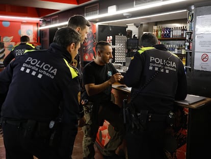 Inspección de seguridad de la Guardia Urbana, en el marco del dispositivo de controles en locales de ocio nocturno.