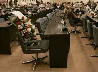 Un ramo de flores sobre el escaño del diputado que murió el jueves en el atentado terrorista contra el Parlamento.