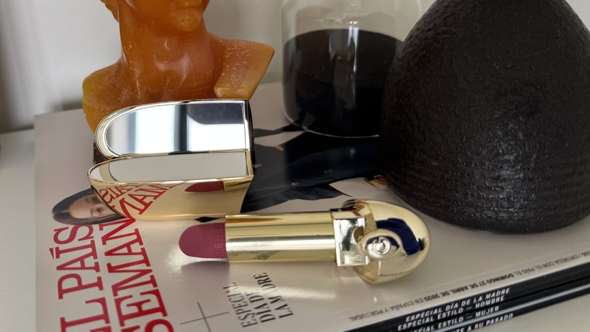 Carcasa con espejo integrado de Rouge G de Guerlain.