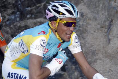 Alberto Contador, asfixiado al final de la ascensión.