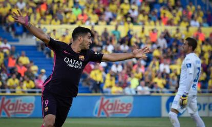 Luis Suárez celebra su gol ante Javi Varas.