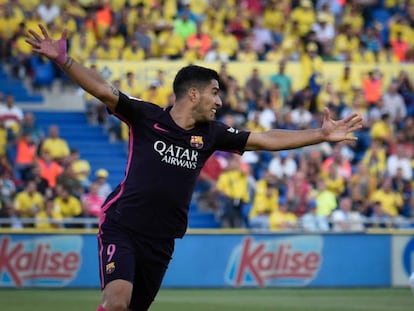 Luis Suárez celebra el gol davant Javi Varas.