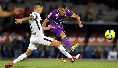 Esquivel remata ante la marca de Cabrera.