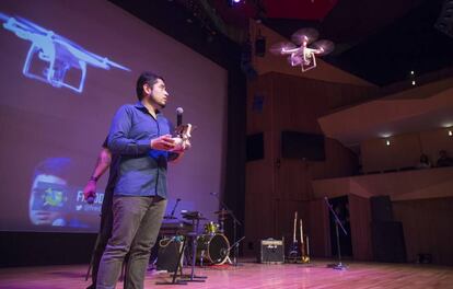 John Freddy Vega grabando con un dron.