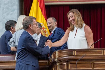 El líder del PP, Alberto Núñez Feijóo, y la presidenta del Congreso, Francina Armengol, en la constitución de las Cortes.