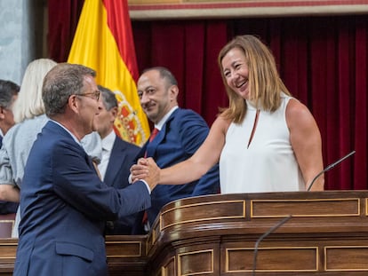 El líder del PP, Alberto Núñez Feijóo, y la presidenta del Congreso, Francina Armengol, en la constitución de las Cortes.