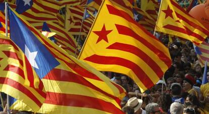 Banderas catalanas y esteladas durante la &uacute;ltima manifestaci&oacute;n de la Diada.