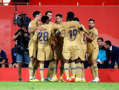 Barcelona's Polish forward Robert Lewandowski (C) celebrates with teammates his team's first goal during the Spanish League football match between RCD Mallorca and FC Barcelona at the Visit Mallorca stadium in Palma de Mallorca on October 1, 2022. (Photo by JAIME REINA / AFP)