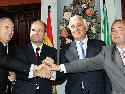 De izquierda a derecha, Francisco Carbonero, Manuel Chaves, Santiago Herrero y Manuel Pastrana, ayer, tras la firma del acuerdo en Sevilla.