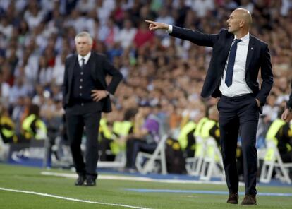El entrenador francés del Real Madrid Zinedine Zidane (derecha).