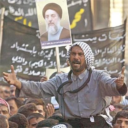 Miles de personas claman venganza en Nayaf y Basora por la muerte del ayatolá Al Hakim.