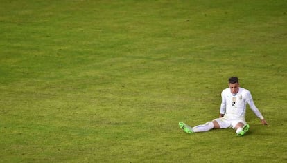 El defensa de Uruguay, José María Giménez, tirado en el campo.