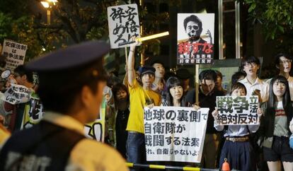 Protesta contra de la ampliación del poder del Ejército, este jueves en Tokio.