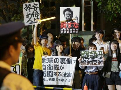 Protesta contra de la ampliación del poder del Ejército, este jueves en Tokio.