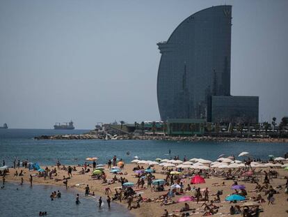 La platja de la Barceloneta amb l'hotel W de fons. 