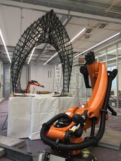 <p>Otro de los centros que Eckhardt escogió fue el Instituto de Diseño y Construcción Computacional de la Universidad de Stuttgart. "En el ICD me mostraron su laboratorio de robótica (en la imagen) y me explicaron cómo piensan usar robots junto con drones para generar estructuras".</p><p> Esas nuevas formas de construcción son otro de los rasgos propios de estos edificios: "Los métodos de fabricación y producción se han vuelto tan avanzados que la prueba-error de un diseñador se puede realizar ahora con mayor velocidad, eficiencia y precisión. A medida que las tecnologías maduran, estas herramientas se vuelven más accesibles y fáciles de implementar".</p><p>Eckhardt también habla de los cambios en el diseño y de sus nuevas herramientas, desarrollos paramétricos que aportan eficiencia al proceso. "Las redes alojadas en la nube permiten mayor colaboración y las nuevas realidades virtuales y aumentadas cambian nuestras percepciones del espacio mientras que permiten un proceso de diseño completo e inmersivo".</p><p>El ICD, entre otros, investiga procesos de construcción biomimética, edificaciones parecidas a elementos vivos. En 2016 completaron el desarrollo del Pabellón de Investigación 2015-16 (junto al ITKE, el Instituto de Estructuras de la Edificación y Diseño Estructural de la misma universidad), el primero en coser finas capas de madera contrachapada basándose en la morfología de un erizo de arena.</p>