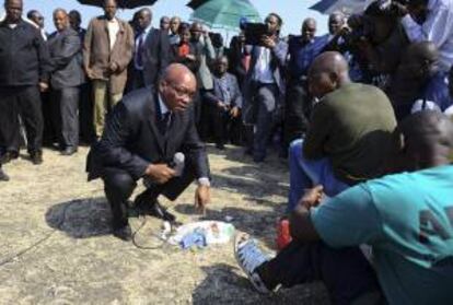 El presidente sudafricano Jacob Zuma (c) se dirige a los mineros en huelga durante la visita a Marikana, cerca de Rustenburgo, Sudáfrica, el miércoles, 22 de agosto de 2012.