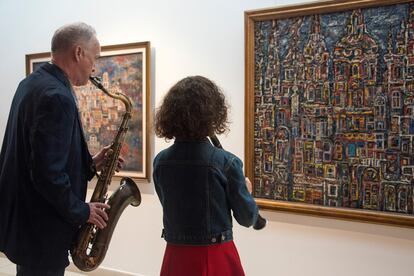 Ted Nash y Yesiney Pérez, con el clarinete, improvisando frente a ‘Paisaje de La Habana’, de René Portocarrero, en el Museo de Bellas Artes (Cuba).