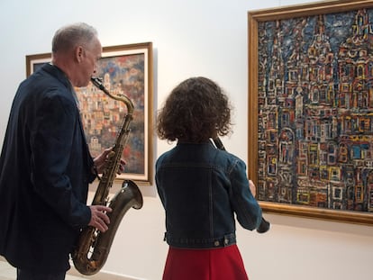 Ted Nash y Yesiney Pérez, con el clarinete, improvisando frente a ‘Paisaje de La Habana’, de René Portocarrero, en el Museo de Bellas Artes (Cuba).