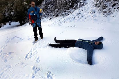 Una familia juega con la nieve en Matadepera.