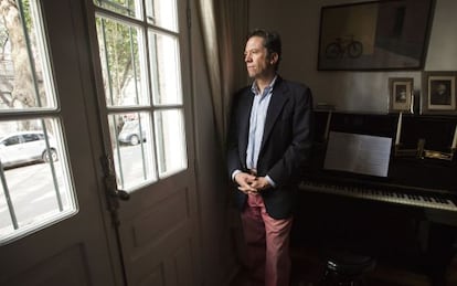 El escritor Carlos Tello Díaz, tataranieto del general Porfirio Díaz, posa en su casa ayer en Ciudad de México.