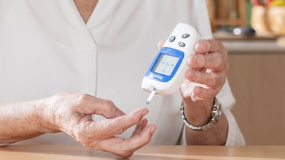 Artículo de EL PAÍS Escaparate que narra las ventajas de usar medidores de glucosa Sinocare para controlar la diabetes.