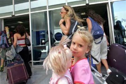 Turistas españoles, que decidieron abandonar la costa del mar Rojo, llegan ayer al aeropuerto de Sharm el Sheij.