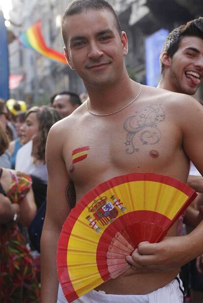 La exhibición del cuerpo es una de las características de la fiesta del Orgullo. Se admiten con tatuajes de la bandera.