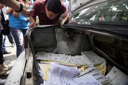 Un coche del PAN con material electoral en Puebla.