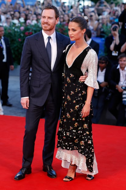 Michael Fassbender y Alicia Vikander, con un especial vestido de Louis Vuitton, posaron así de cariñosos en la alfombra roja de The Light Between Oceans, el filme en cuyo rodaje se conocieron.