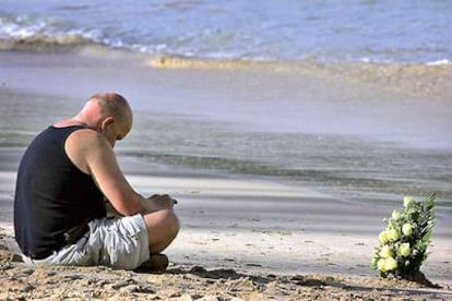 Un hombre recuerda ayer a un ser querido muerto en la catástrofe en la playa de Patong, en Phuket (Tailandia).