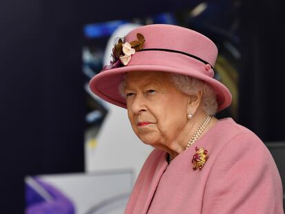 La reina Isabel II en su primer acto oficial fuera de palacio en Porton Down, cerca de Salisbury, el jueves.