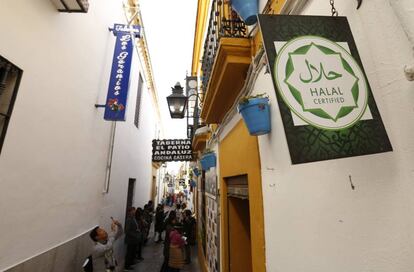 Halal en una calle de las inmediaciones de la Mezquita-Catedral en Cordoba. 09-11-17 Fotograf’a: Marcelo del Pozo