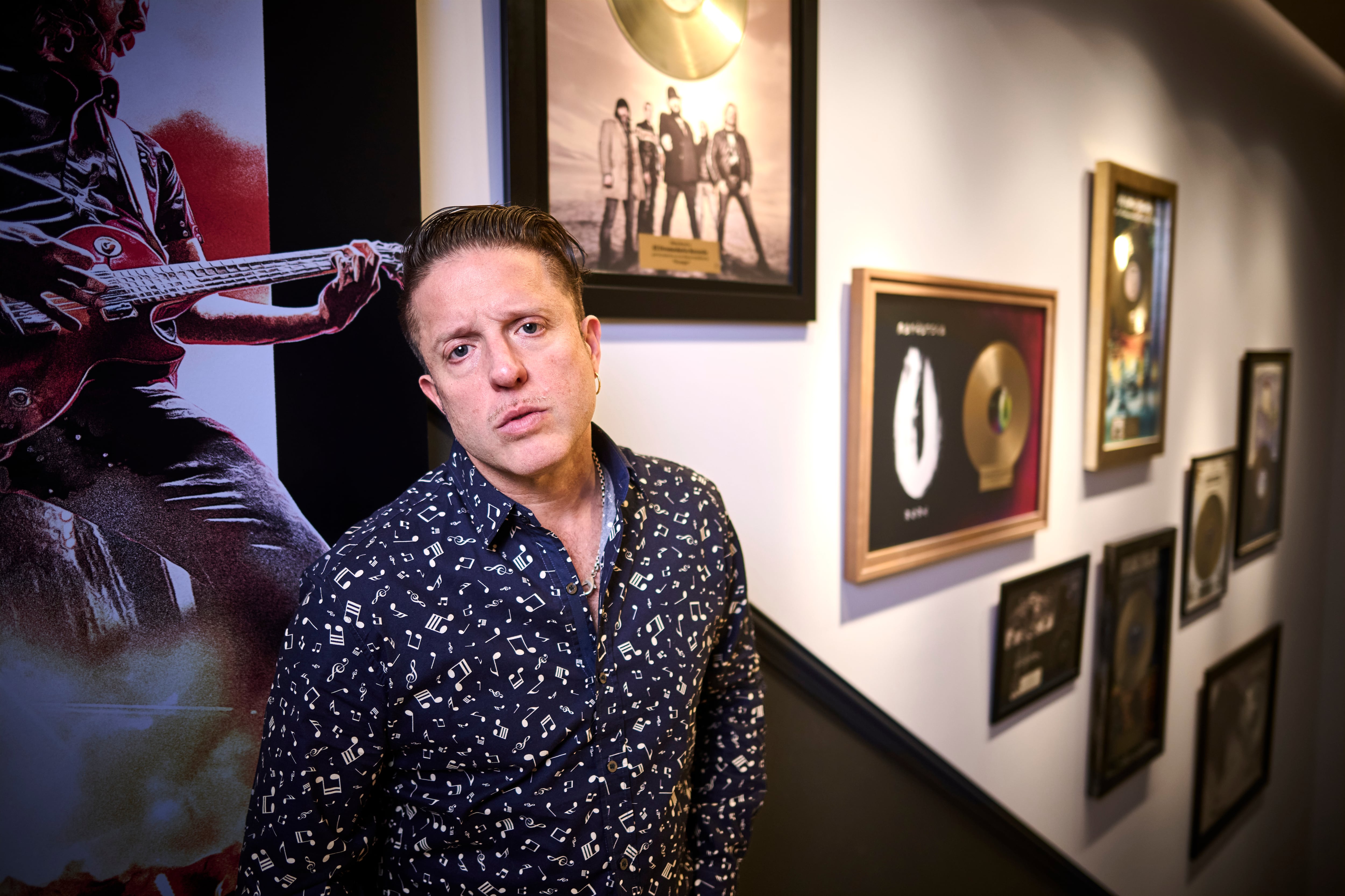 La vida resiliente del hombre más poderoso del rock español