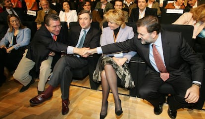 Granados saluda a Rajoy en presencia de Ángel Acebes y Esperanza Aguirre en una imagen de archivo.