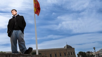 El diseñador Alejandro Gómez Palomo en la plaza de Colón (Madrid).