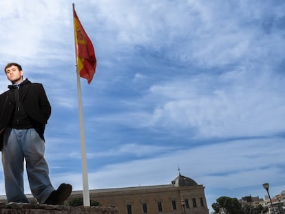 El diseñador Alejandro Gómez Palomo en la plaza de Colón (Madrid).